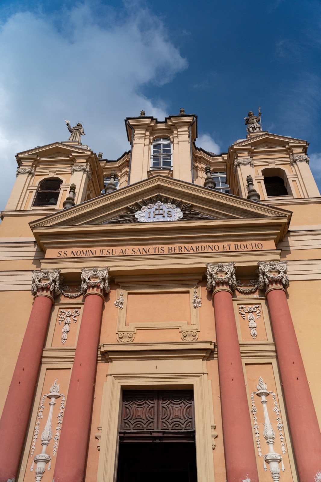Esterno della Chiesa dei Santi Bernardino e Rocco a Chieri